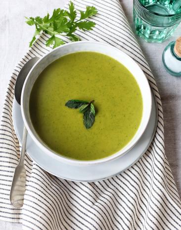 Zucchinisuppe mit Koriander und Minze