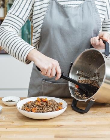 Hackfleisch wird aus Cookit Topf geholt