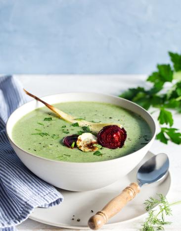 Cremige Kräutersuppe mit Gemüsechips