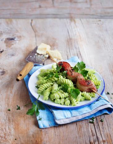 Erbsenfusilli mit gebratenem Lammspieß