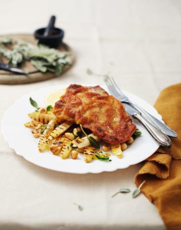Gegrillter Spargel mit Haselnussbutter und Kalbsschnitzel