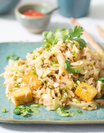 Gemüse-Thai-Wok mit Tofu auf einem Teller angerichtet.