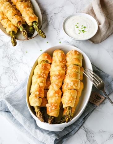 Grüner Spargel im Schlafrock mit Kräuterdip