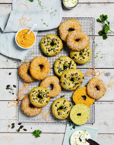 Karottenbagel auf einem Gitter