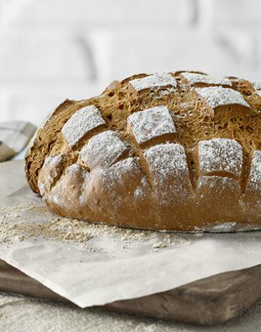 Roggen-Sauermilchbrot auf einem Holzbrett.