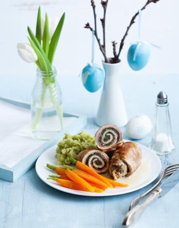 Spinatrouladen mit Bärlauchstampf und gedünsteten Möhren