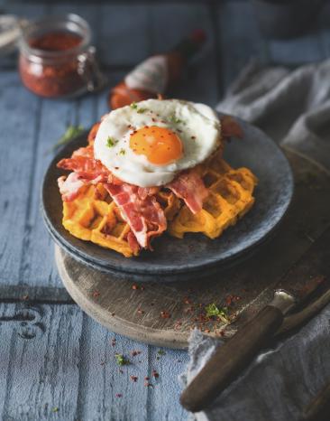 Süßkartoffelwaffeln mit Speck und Spiegelei