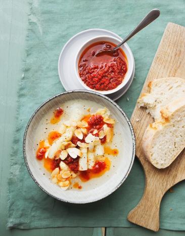 Weiße Spargelcremesuppe mit Tomatenöl und Mandelblättchen