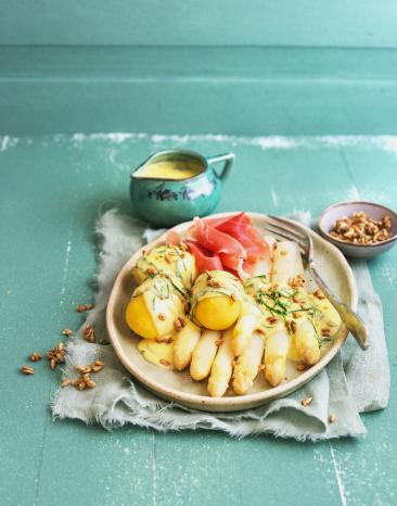 Weißer Spargel mit Bärlach-Senf-Hollandaise angerichtet.