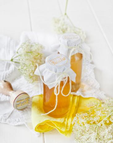 Holunderblütensirup in Flaschen abgefüllt.