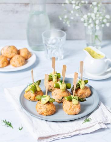 Lachsfrikadellen auf einem Teller