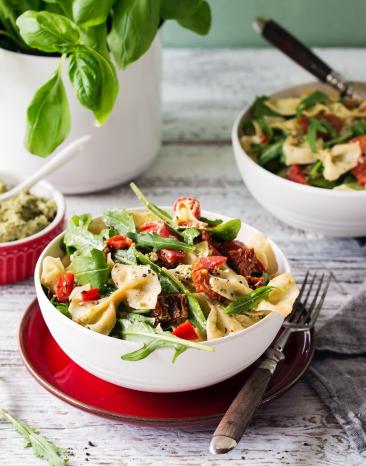 Nudelsalat mit Paprika, getrockneten Tomaten und Olivenpesto