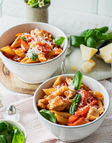 One-Pot Paprika mit Hähnchen in zwei Schüsseln.