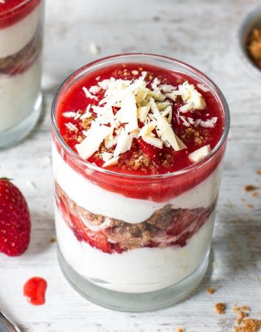 Schnelle Erdbeer-Quark-Schichtspeise mit Haferkeksen
