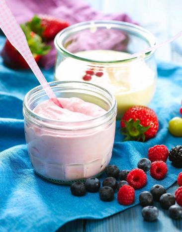 Schnelle Erbeercreme in zwei Gläsern.