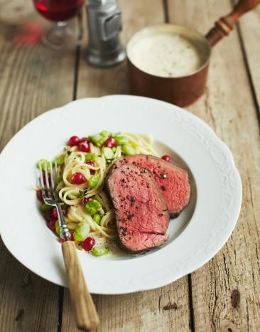 Sous-vide Rinderfilet mit Nudeln, Johannisbeeren und dicken Bohnen