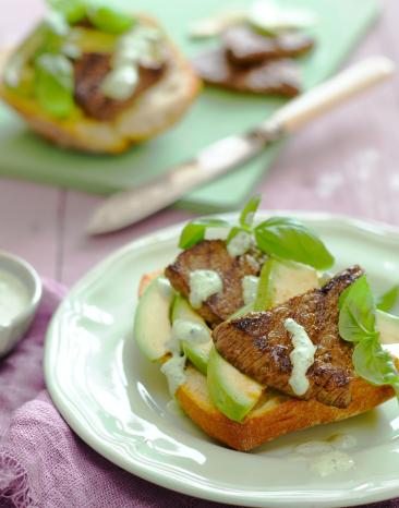 Sous-vide Steak-Ciabatta vom Grill mit Avocado