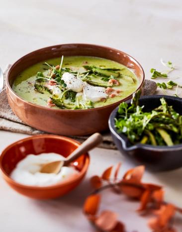 Grüne Spargelsuppe mit Krabben und Meerrettichhaube