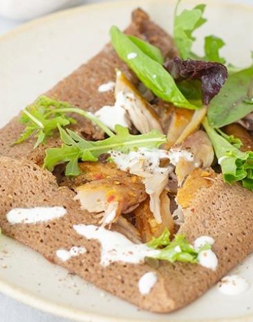 Buchweizen-Pfannkuchen mit geräucherten Makrelenfilets und Meerrettichsauce