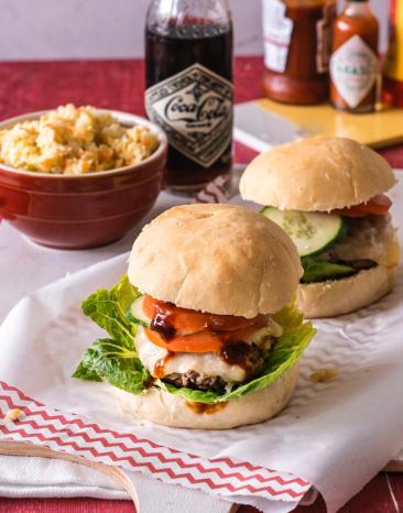 Cheeseburger mit Coleslaw