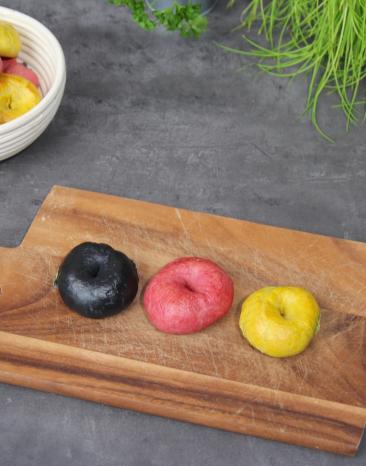 Deutschland-Bagel auf einem Holzbrett.