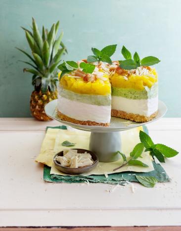 Eistorte mit Ananas auf einer Etagere.