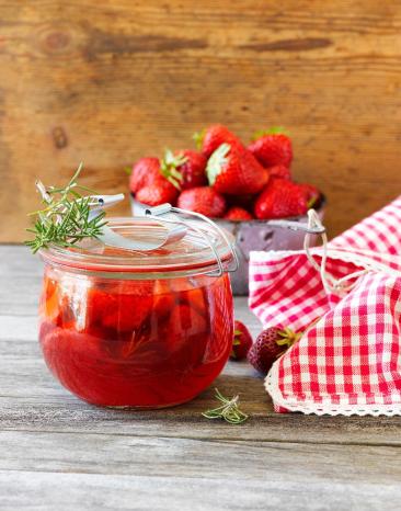 Erdbeeressig mit Honig und Rosmarin