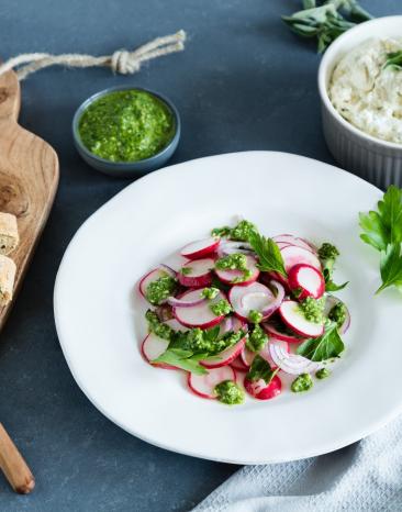 Kräuterbaguette mit Radieschensalat und Pesto