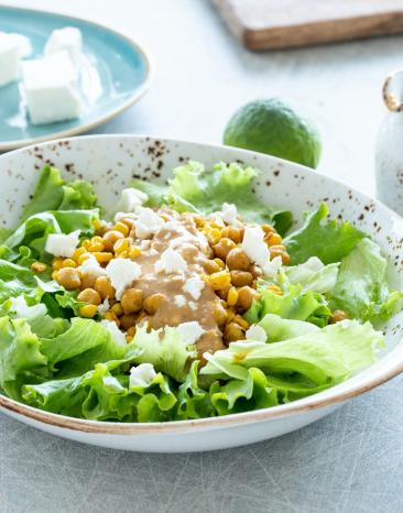 Mais-Kichererbsen-Bowl mit Miso-Tahini-Dressing