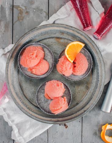 Campari-Sorbet in drei Schälchen.