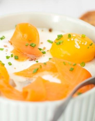 Eier-Auflauf mit Pilzen und Räucherforelle in einer kleinen Auflaufform.