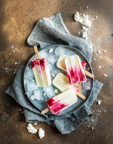 Fünf Himbeer-Joghurt-Eis am Stiel.