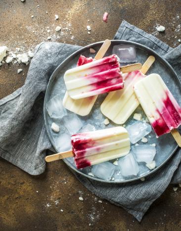 Fünf Himbeer-Joghurt-Eis am Stiel.