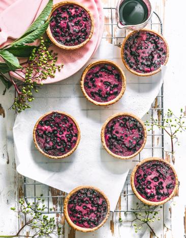 Holunderbeer-Käsekuchen-Tartelettes