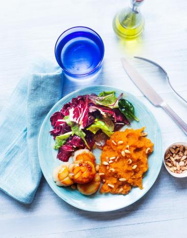 Kurz gebratene Jakobsmuscheln mit Süßkartoffelpüree und Blattsalat