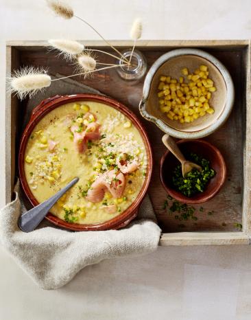 Mais-Parmesan-Suppe mit geräuchertem Lachs