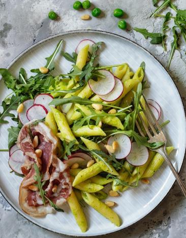 Nudelsalat mit Radieschen und Erbsenpesto