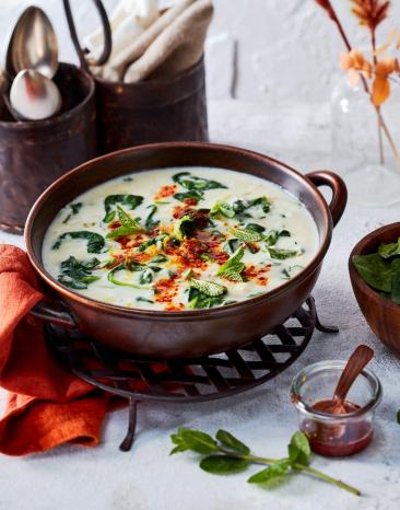 Rahmspinat-Eintopf in einem Tontopf.