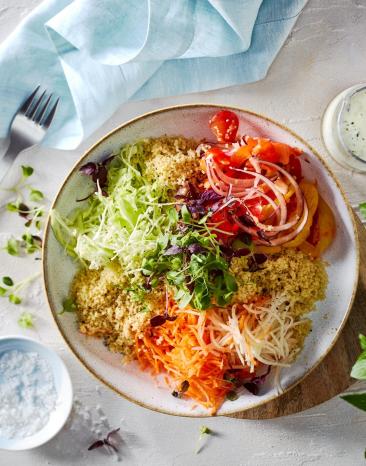 Rohkost-Salat mit Couscous in einer Bowl