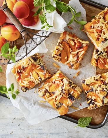 Aprikosen-Butterkuchen mit Mohnflecken