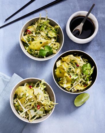 Asian Style Cole Slaw in drei Schälchen.