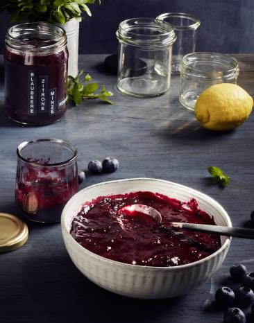 Blaubeer-Zitrone-Minz-Konfitüre in einer Schale.