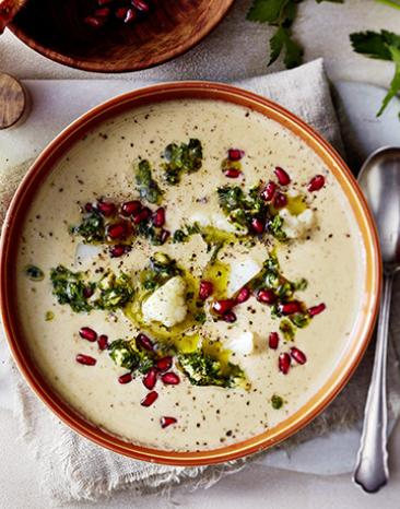 Blumenkohlsuppe mit Tahin und Kräuteröl