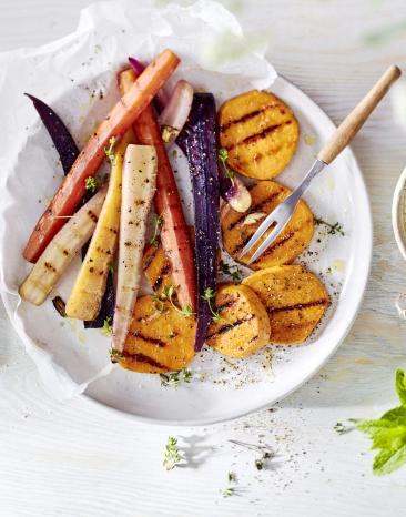Bunte Sous-vide-Karotten und -Süßkartoffelsteaks vom Grill mit Erbsen-Hummus