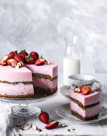 Erdbeer-Buttermilch-Torte mit Haselnüssen