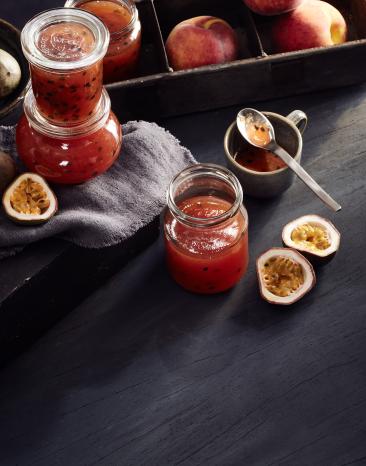 Exotische Pfirsich-Maracuja-Marmelade in Gläsern.