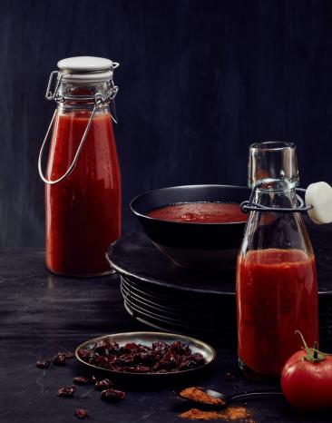 Fruchtige BBQ-Sauce abgefüllt in einer Glasflasche.