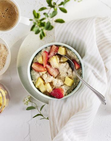 Fuchtiger Kokosporridge