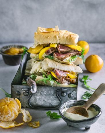 Steak-Panini mit Mayonnaise und Mandarinen-Chutney