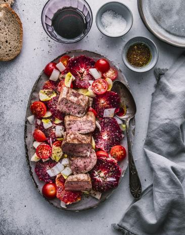Gegrillter Lammlachs auf Blutorangensalat